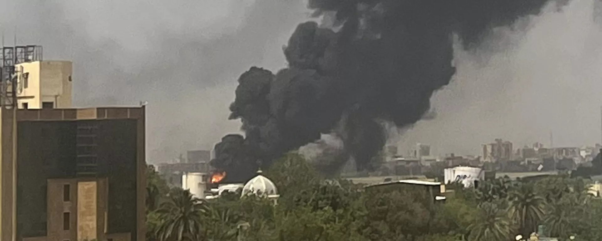 السوادان.. تصاعد الدخان فوق المباني السكنية في الخرطوم مع احتدام القتال بين الجيش السوداني والدعم السريع، 16 أبريل/نيسان 2023