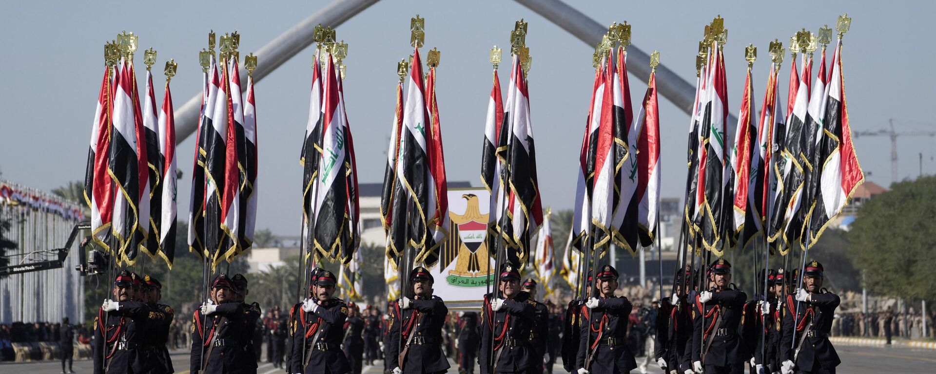 جنود الجيش العراقي يسيرون تحت قوس النصر خلال عرض بمناسبة يوم الجيش في بغداد، العراق، في 6 يناير 2024 - سبوتنيك عربي, 1920, 03.02.2024