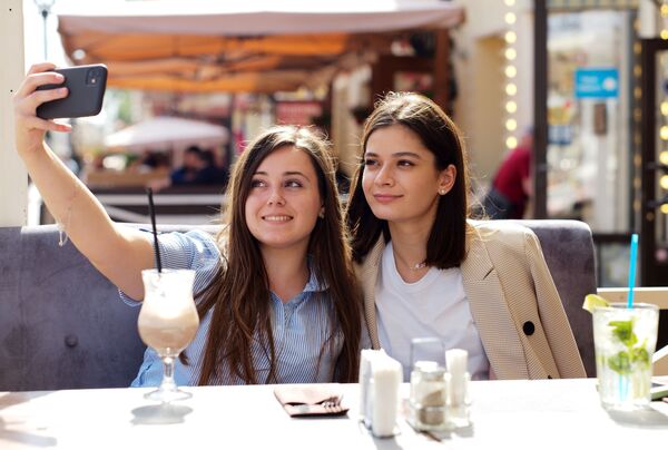 فتيات في مقهى صيفي في شارع ستاري أربات بعد إزالة الحجر الصحي في موسكو - سبوتنيك عربي