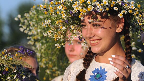 فتيات أثناء احتفالات المهرجان الصيفي بمناسبة العيد الشعبي السلافي إيفانا كوبالا على شاطئ خليج بريبيات في مدينة توروف في بيلاروسيا 6 يوليو 2020 - سبوتنيك عربي