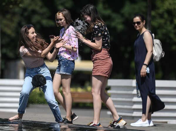 فتيات في حديقة غوركي في يوم حار في موسكو، 7 يوليو 2020 - سبوتنيك عربي