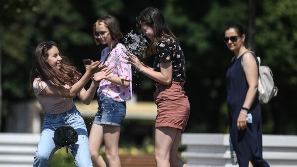 فتيات في حديقة غوركي في يوم حار في موسكو، 7 يوليو 2020 - سبوتنيك عربي