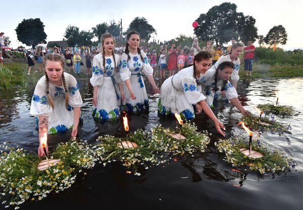 فتيات أثناء احتفالات المهرجان الصيفي بمناسبة العيد الشعبي السلافي إيفانا كوبالا على شاطئ خليج بريبيات في مدينة توروف في بيلاروسيا 6 يوليو 2020 - سبوتنيك عربي