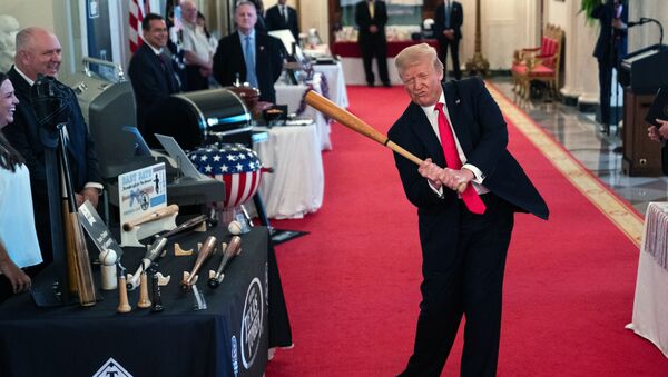 الرئيس دونالد ترامب يحمل مضرب بيسبول خلال عرض برنامج تلفزيوني سبيريت أوف أميريكا في البيت الأبيض، 2 يوليو 2020 - سبوتنيك عربي