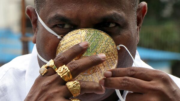 شانكار كورهادي (48 عامًا) ، يرتدي كمامة مصنوعة من الذهب، وسط انتشار مرض الفيروس التاجي (كوفيد-19) في بيون، الهند ، 4 يوليو 2020. يدعي كورهادي أن الكمامة تزن 50 جرامًا و تكلف حوالي 3870 دولار. - سبوتنيك عربي