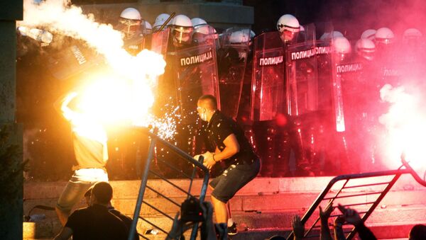 المتظاهرون يشتبكون مع عناصر الشرطة في بلغراد بعد فرض حظر التجوال من الإثنين حتى الجمعة، في ظل سوء الوضع الراهن بسبب فيروس كورونا في صربيا،  8 يوليو 2020 - سبوتنيك عربي