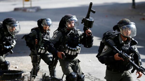 احتجاجات ضد خطة الضم الإسرائيلية لأراضي الضفة الغربية،عناصر القوات الإسرائيلية، في الخليل،  يوليو 2020 - سبوتنيك عربي