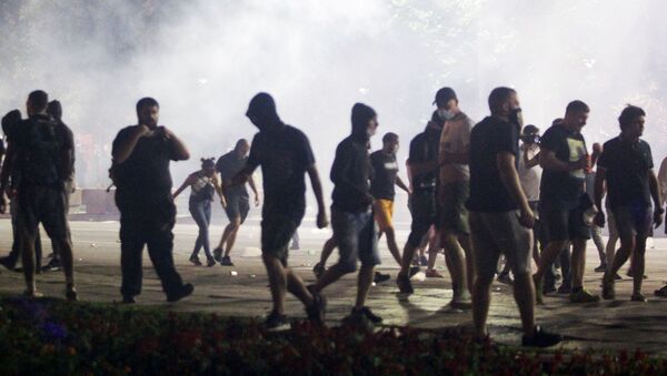 احتجاجات مناهضة للحكومة الصربية في بلغردا على أثر تفشي فيروس كورونا في البلاد، صربيا 11 يوليو 2020 - سبوتنيك عربي
