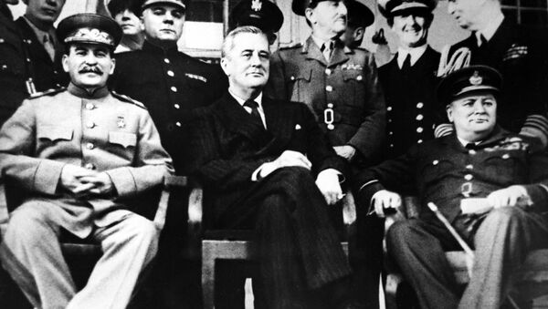 مؤتمر طهران (28 نوفمبر/ تشرين الثاني - 1 ديسمبر/ كانون الأول 1943) لقادة الدول الثلاث: زعيم الاتحاد السوفيتي جوزيف ستالين، ورئيس الولايات المتحدة الأمريكية فرانكلين روزفلت، ورئيس وزراء بريطانيا العظمى ونستون تشرشل (من اليسار إلى اليمين). - سبوتنيك عربي