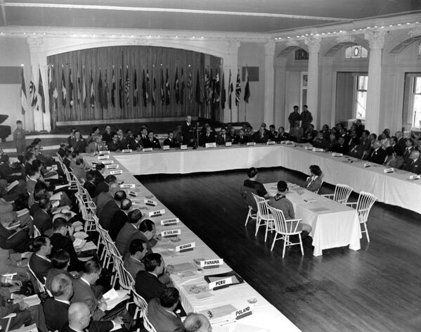 نظرة عامة لجلسة عامة لمؤتمر الأمم المتحدة النقدي في بريتون وودز، نيو هامبشاير. 4 يوليو/ تموز عام 1944. حيث حضره مندوبون من 44 دولة. السناتور تشارلز توبي، هو المتحدث وسط الصورة. - سبوتنيك عربي