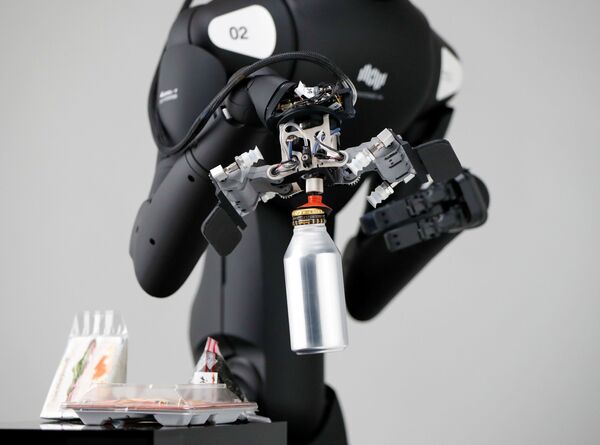 الروبوت الكنغر التابع لشركة تيلي إكزيستنس (Telexistence) للتكنولوجيا، خلال جلسة تصوير في طوكيو، اليابان 3 يوليو 2020 - سبوتنيك عربي