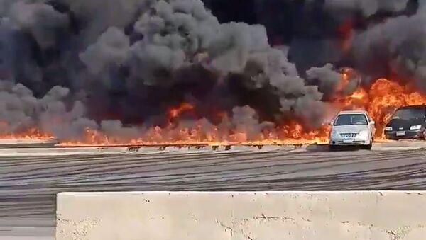 حريق في خط للبترول الخام على طريق الإسماعيلية الصحراوي، القاهرة، مصر 14 يوليو 2020 - سبوتنيك عربي