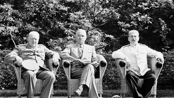 مؤتمر بوتسدام  الرئيس الأمريكي هاري ترومان، ورئيس الوزراء البريطاني ونستون شرشل، ورئيس الوزراء السوفيتي جوزيف ستالين - سبوتنيك عربي