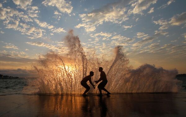 رجال على شاطئ سيفاستوبل في يوم حار، شبه جزيرة القرم الروسية 13 يوليو 2020 - سبوتنيك عربي