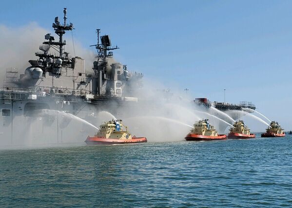اطفاء الحريق على متن سفينة بونهوم ريتشارد الحربية، كاليفورنيا، الولايات المتحدة،  13 يوليو 2020 - سبوتنيك عربي