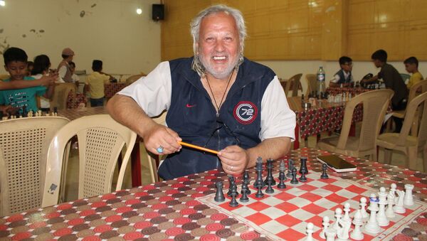 اللاعب والمدرب والحكم الدولي السوري ميثاق كمال الحسن يعلم أطفال الحسكة فنون رياضة الشطرنج - سبوتنيك عربي