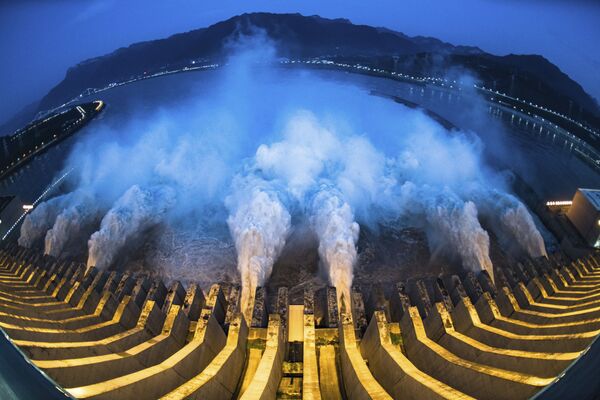 سد الممرات الثلاثة، أكبر سد هيدروليكي في العالم بني على نهر اليانغتسي في الصين. 19 يوليو 2020 - سبوتنيك عربي