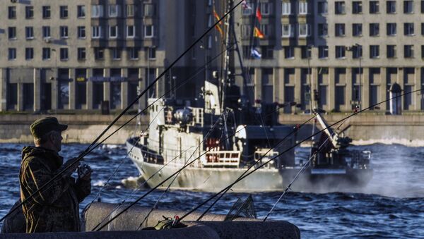 تدريبات العرض العسكري البحري بمناسبة عيد البحرية الروسية في على نهر نيفا في مدينة سان بطرسبورغ، روسيا 17 يوليو 2020 - سبوتنيك عربي