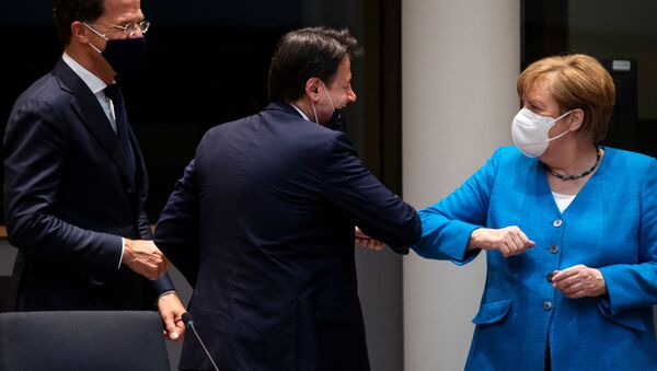 المستشارة الألمانية أنجيلا ميركل تحيي رئيس الوزراء الإيطالي جوزيبي كونتي بالكوع أثناء اجتماع على هامش أول قمة للاتحاد الأوروبي وجهاً لوجه منذ تفشي المرض الفيروس (كوفيد-19)، في بروكسل، بلجيكا 18 يوليو 2020. - سبوتنيك عربي