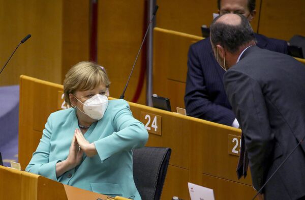 أرشيف من 8 يوليو 2020، ترحب المستشارة الألمانية أنجيلا ميركل بالحضور بكوعها أثناء جلسة عامة في البرلمان الأوروبي في بروكسل.  - سبوتنيك عربي