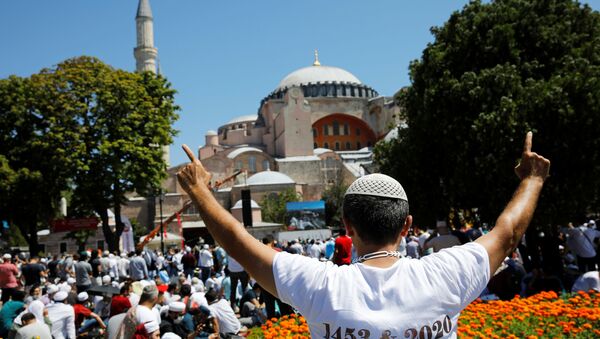 إقبال المصلين على آيا صوفيا في إسطنبول بعد تحويلها إلى جامع، لأداء أول صلاة جمعة - سبوتنيك عربي