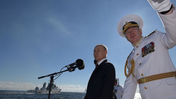 الرئيس الروسي فلاديمير بوتين خلال تفقد القوات البحرية الروسية خلال العرض العسكري في كرونشتاد - سبوتنيك عربي