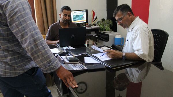 عمال كهرباء الحسكة يقدمون الخدمات على الرصيف - سبوتنيك عربي