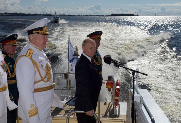الرئيس فلاديمير بوتين يشارك في مراسم الاحتفال بيوم البحرية العسكرية الروسية في سان بطرسبورغ، روسيا 26 يوليو 2020 - سبوتنيك عربي