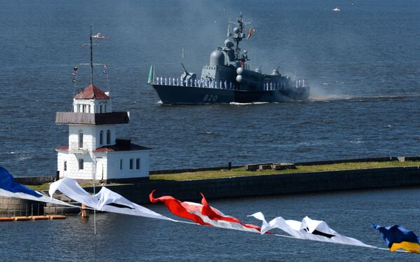 قارب حامل للصواريخ تشوفاشيا مشروع 1241 خلال الاحتفال بيوم البحرية العسكرية الروسية في خليج فنلندا، روسيا 26 يوليو 2020 - سبوتنيك عربي