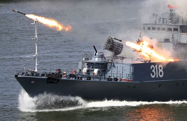 سفينة صغيرة مضادة للغواصات أليكسين خلال الاحتفال بيوم البحرية العسكرية الروسية في بحر البلطيق، إقليم كالينينغراد، روسيا 26 يوليو 2020 - سبوتنيك عربي