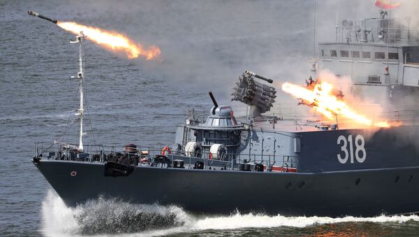 سفينة صغيرة مضادة للغواصات أليكسين خلال الاحتفال بيوم البحرية العسكرية الروسية في بحر البلطيق، إقليم كالينينغراد، روسيا 26 يوليو 2020 - سبوتنيك عربي