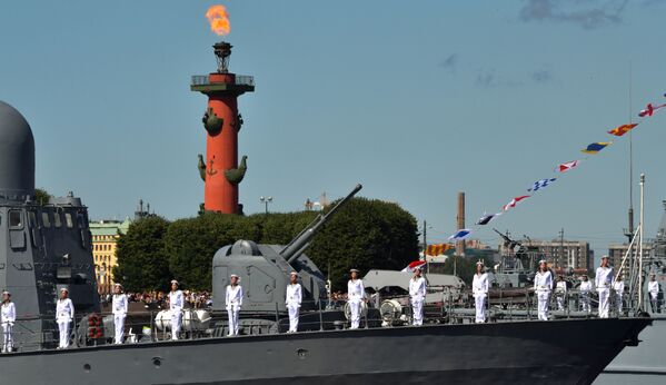 قارب حامل للصواريخ دميتروفغراد مشروع 12411 خلال مراسم الاحتفال بيوم البحرية العسكرية الروسية في سان بطرسبورغ، روسيا 26 يوليو 2020 - سبوتنيك عربي