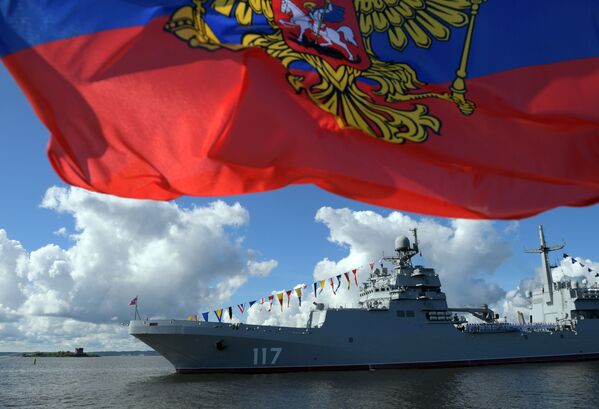 سفينة إنزال كبيرة بيوتر مورغونوف (بطرس مورغونوف) خلال مراسم الاحتفال بيوم البحرية العسكرية الروسية في خليج فنلندا، روسيا 26 يوليو 2020 - سبوتنيك عربي