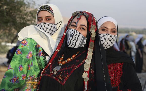 فتيات فلسطينيات يرتدين الثوب الفلسطيني، وكمامات على شكل كوفية، احتفالا بيوم الزي الفلسطيني في قرية الجفتلك وادي الأردن، 26 يوليو/ تموز 2020 - سبوتنيك عربي