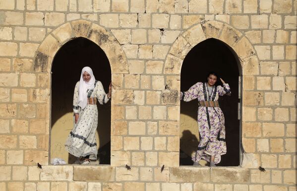 فلسطينيات يرتدين الثوب الفلسطيني احتفالا بيوم الزي الفلسطيني في قرية الجفتلك وادي الأردن، 26 يوليو 2020 - سبوتنيك عربي