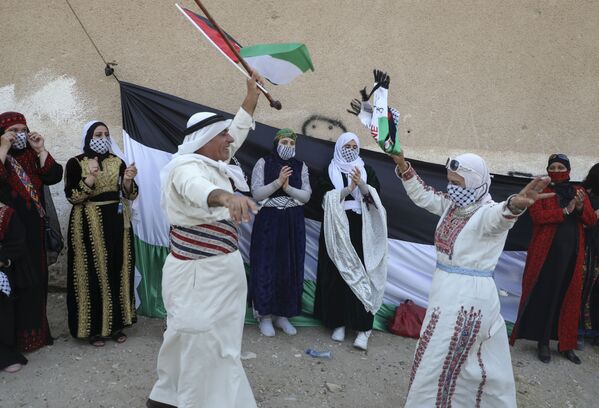 فلسطينيون يحتفلون بيوم الثوب الفلسطيني احتفالا بيوم الزي الفلسطيني في قرية الجفتلك وادي الأردن، 26 يوليو 2020 - سبوتنيك عربي