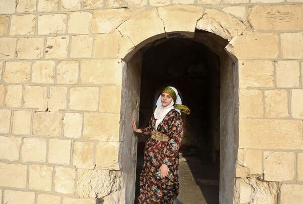 فلسطينية ترتدي الثوب الفلسطيني احتفالا بيوم الزي الفلسطيني في قرية الجفتلك وادي الأردن، 26 يوليو 2020 - سبوتنيك عربي