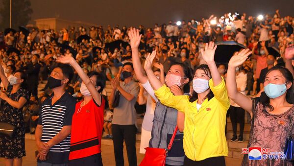 مواطنون كوريون شماليون يرتدون كمامات واقية من فيروس كورونا خلال احتفالات الذكرى 67 لإيقاف إطلاق النار مع كوريا الجنوبية - سبوتنيك عربي