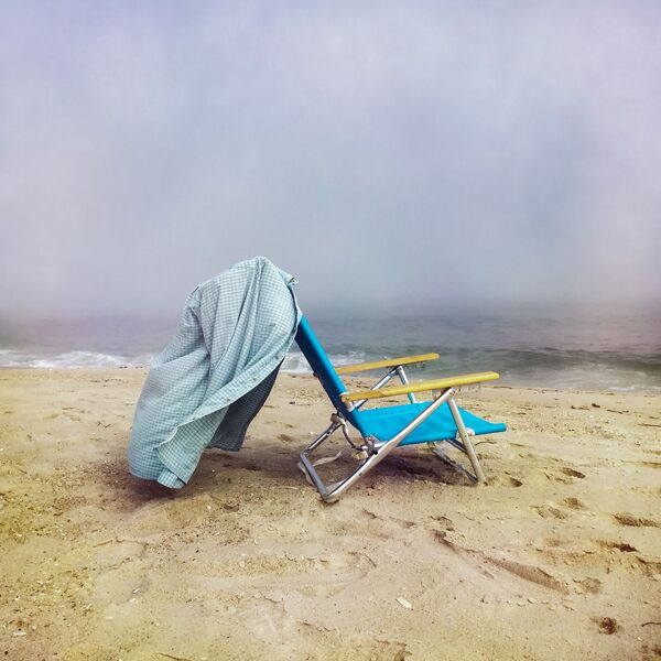 صورة بعنوان كرسي الشاطئ، للمصور الأمريكي دانيال موار، الحائز على المركز الأول في فئة التصوير صور أخرى في جوائز مسابقة مصور العام في التصوير بواسطة الهاتف المحمول أيفون لعام 2020 - سبوتنيك عربي