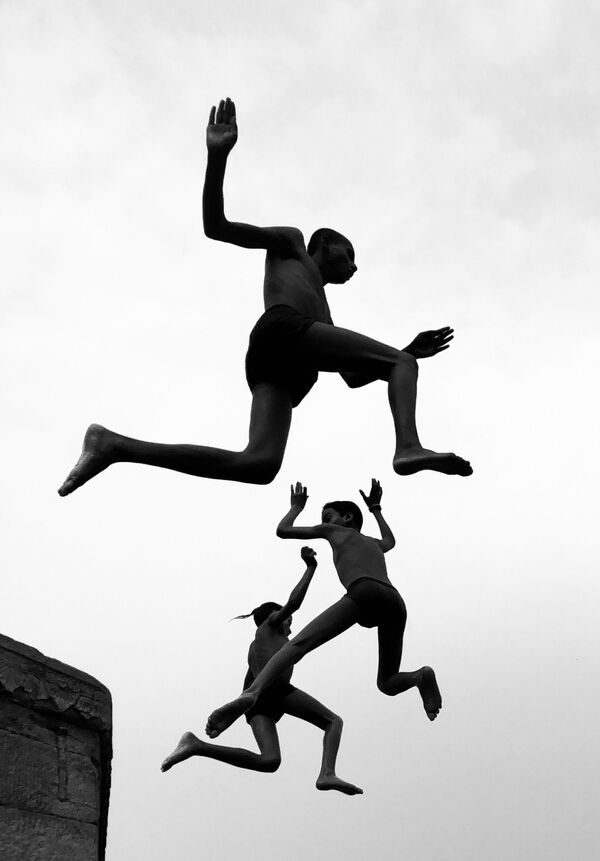 صورة بعنوان الصبيان يحقلون، للمصور البريطاني ديمبي بهالوتيا، الحائزة على الجائزة الكبرى في مسابقة مصور العام في التصوير بواسطة الهاتف المحمول أيفون لعام 2020 - سبوتنيك عربي