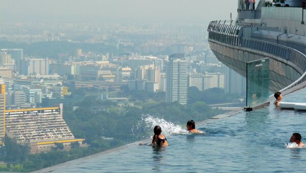 مسبح اللانهاية من أعلى سطح إحدى ناطحات السحاب في سنغافورة  - سبوتنيك عربي