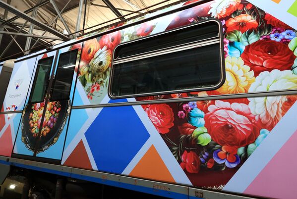 إطلاق قطار مترو  مخصص للفنون الشعبية والحرف اليدوية الروسية في محطة قطارات المترو كراسنايا بريسنيا في موسكو، 27 يوليو 2020 - سبوتنيك عربي