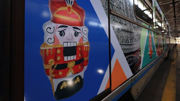 إطلاق قطار مترو  مخصص للفنون الشعبية والحرف اليدوية الروسية في محطة قطارات المترو كراسنايا بريسنيا في موسكو، 27 يوليو 2020 - سبوتنيك عربي