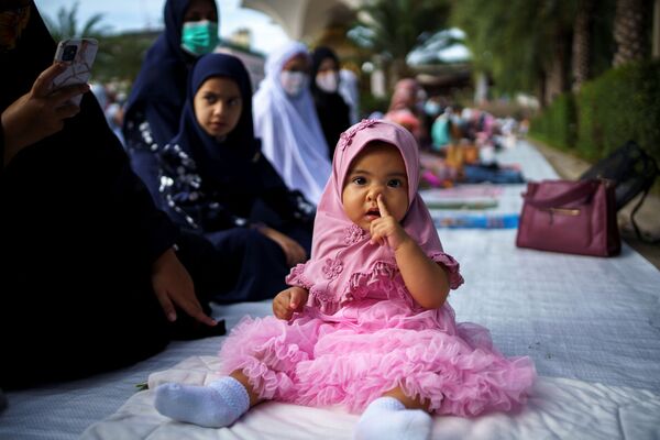 فتاة صغيرة في المركز الإسلامي في بانكوك أثناء صلاة عيد الأضحى، تايلاند، 31 يوليو 2020 - سبوتنيك عربي
