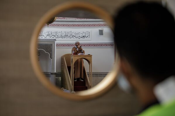 المصلون الفرنسيون أثناء صلاة عيد الأضحى في مسجد مريم في مدينة كاين، شمال غرب فرنسا، 31 يوليو 2020 - سبوتنيك عربي