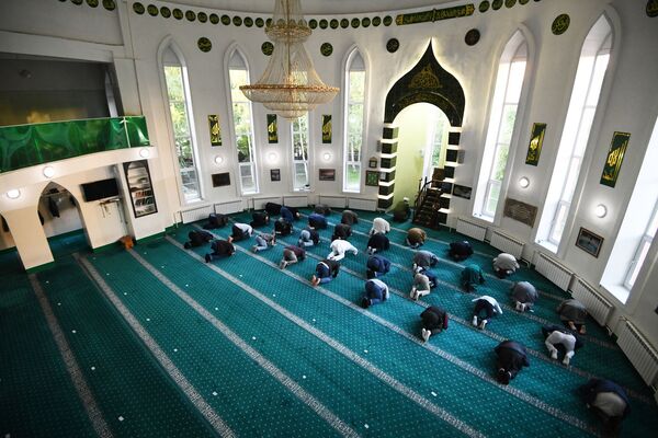 صلاة عيد الأضحى في مسجد نوفوسيبيرسك الرئيسي في نوفوسيبيرسك، روسيا، 31 يوليو 2020 - سبوتنيك عربي