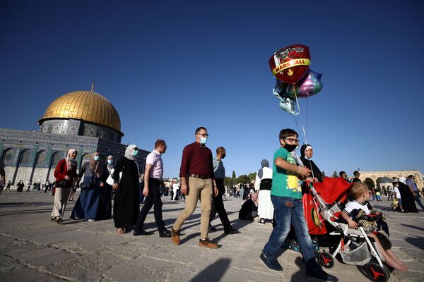 الفلسطينيون بعد صلاة عيد الأضحى في ساحة مسجد قبة الصخرة في القدس، فلسطين 31 يوليو 2020 - سبوتنيك عربي
