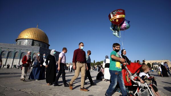 الفلسطينيون بعد صلاة عيد الأضحى في ساحة مسجد قبة الصخرة في القدس، فلسطين 31 يوليو 2020 - سبوتنيك عربي