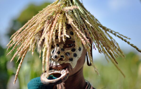 امرأة من قبيلة سوري يزينها قرص شفاه، في منطقة وادي أومو جنوب إثيوبيا - سبوتنيك عربي