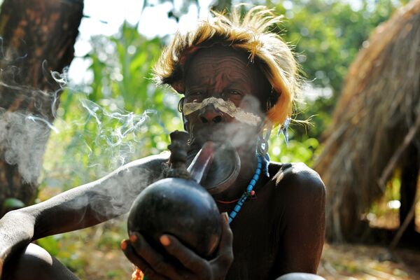 امرأة مسنة من قبيلة سوري تدخن غليونا، في منطقة وادي أومو جنوب إثيوبيا - سبوتنيك عربي